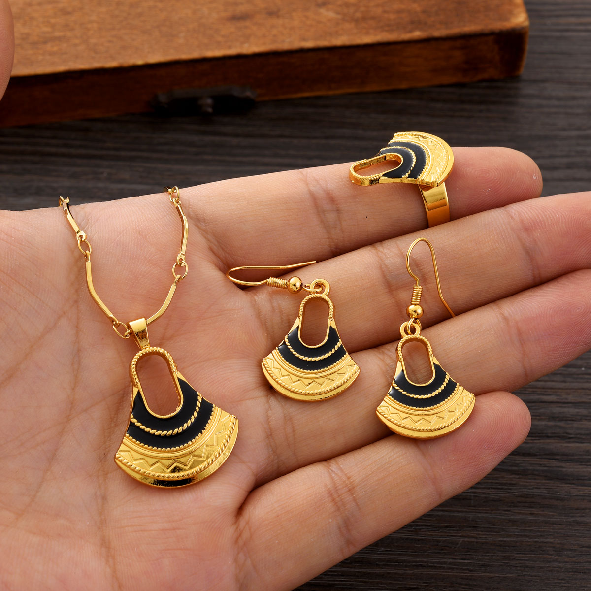 Women Fashion Png - Fashion PNG Gold Color Jewelry Set